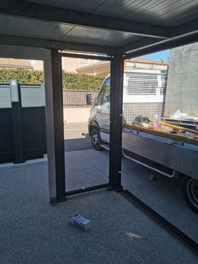 Fermeture d'un carport en vitrage isolant et menuiserie alu sur Maussane