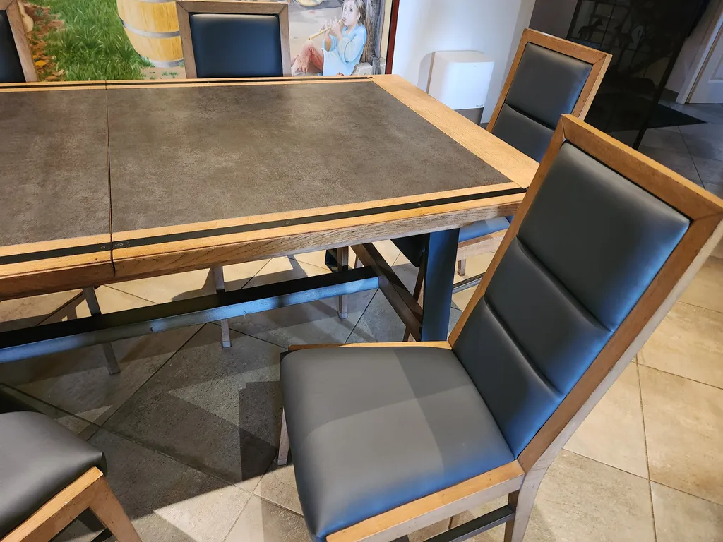 Rénovation d'une chaise de salle à manger en skaï de qualité chez Passion Couture, proche de Saint-Émilion.