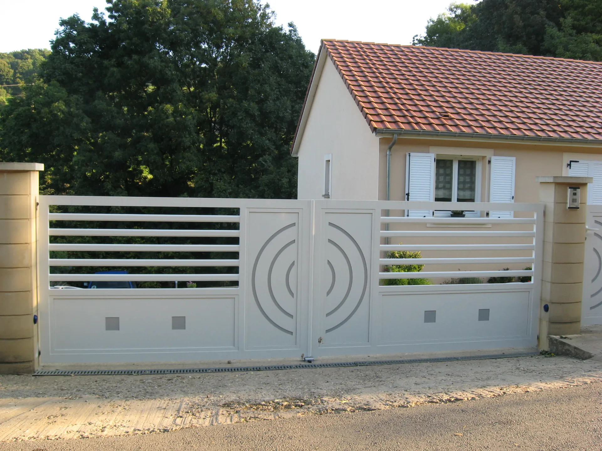 SB CONCEPT à Danjoutin Gamme GRAVITY Portail en aluminium motorisé battant ,coulissant ou autoporté  ,coloris au choix