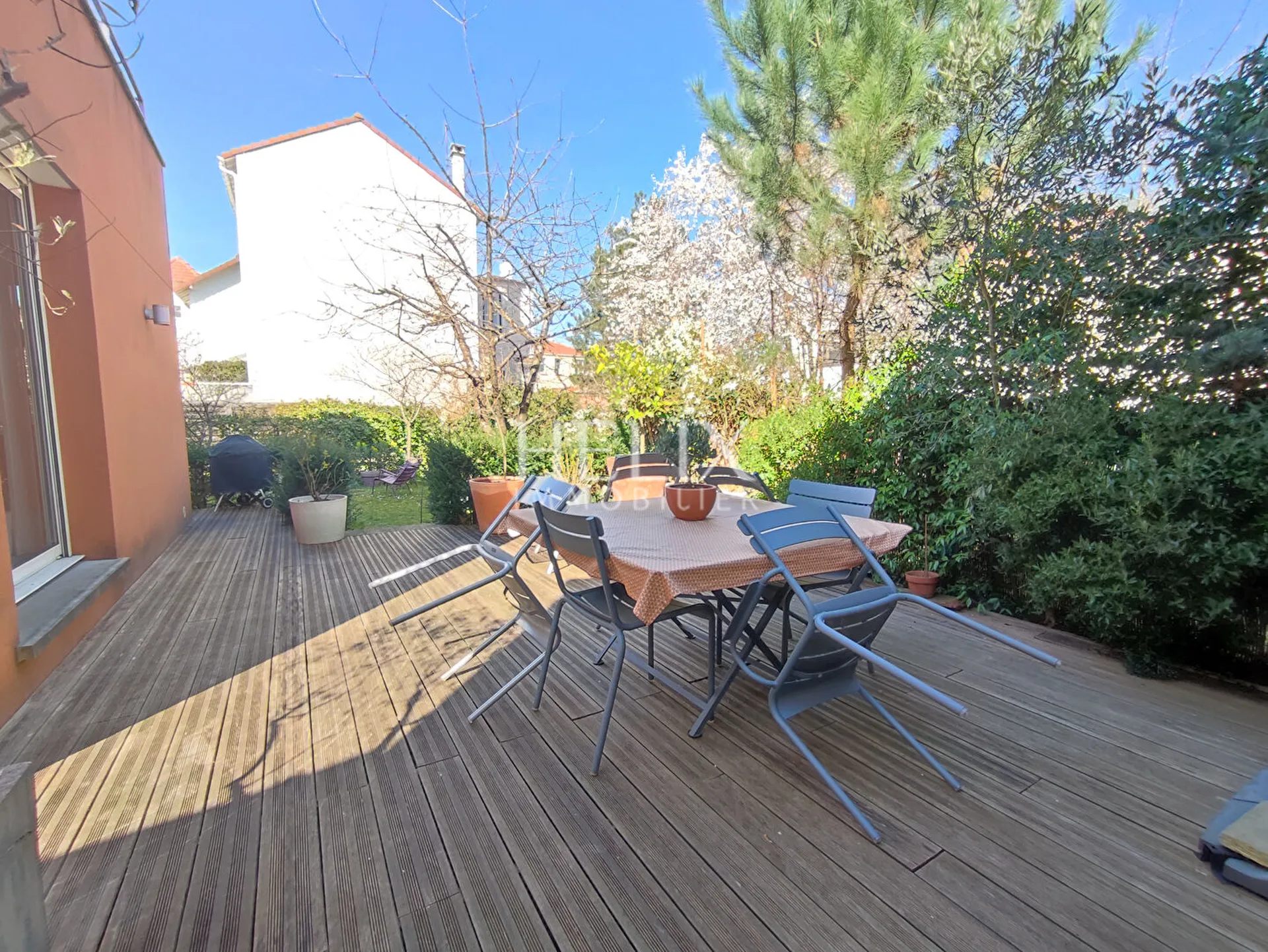 Maisons Laffitte, à 8 mn du RER, maison de 151 m2 avec grande pièce de vie lumineuse, 4 chambres, un bureau et un sous-sol total