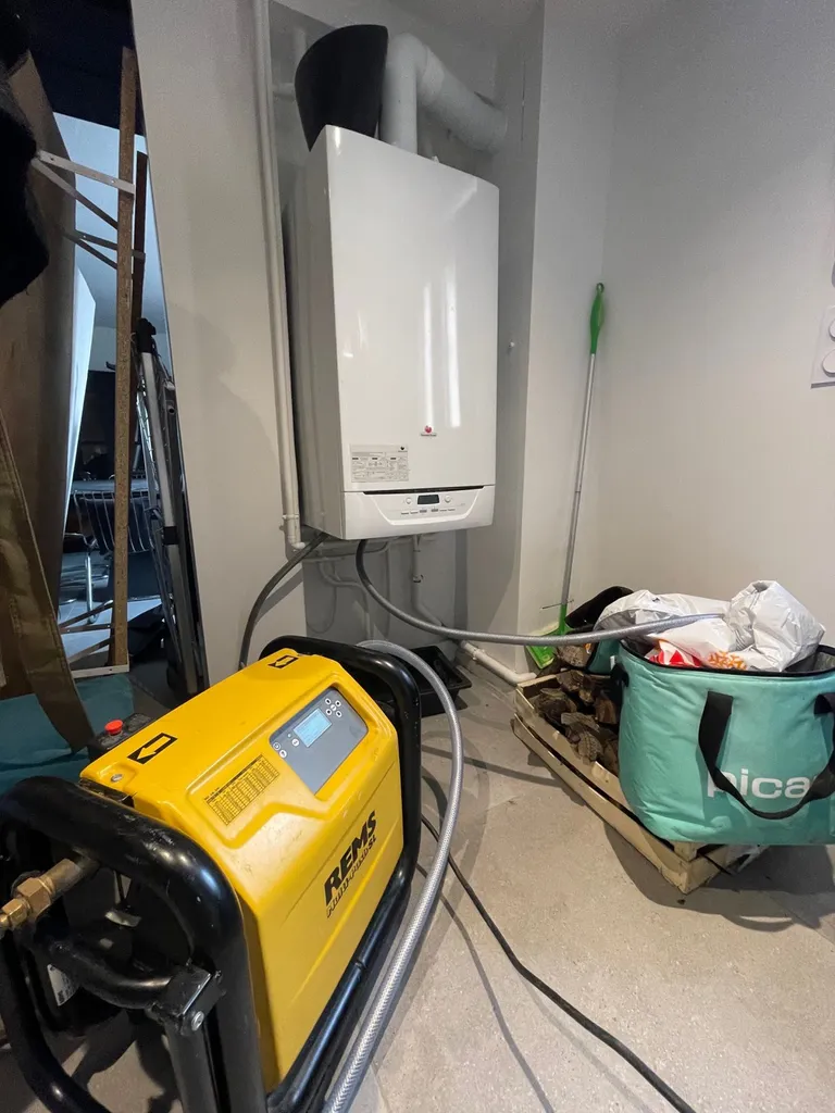Désembouage radiateurs à Villeurbanne proche du quartier de Monchat à Lyon. Suite à une intervention pour un dépannage sur des radiateurs qui ne chauffe pas correctement, froid en bas chaud en haut.