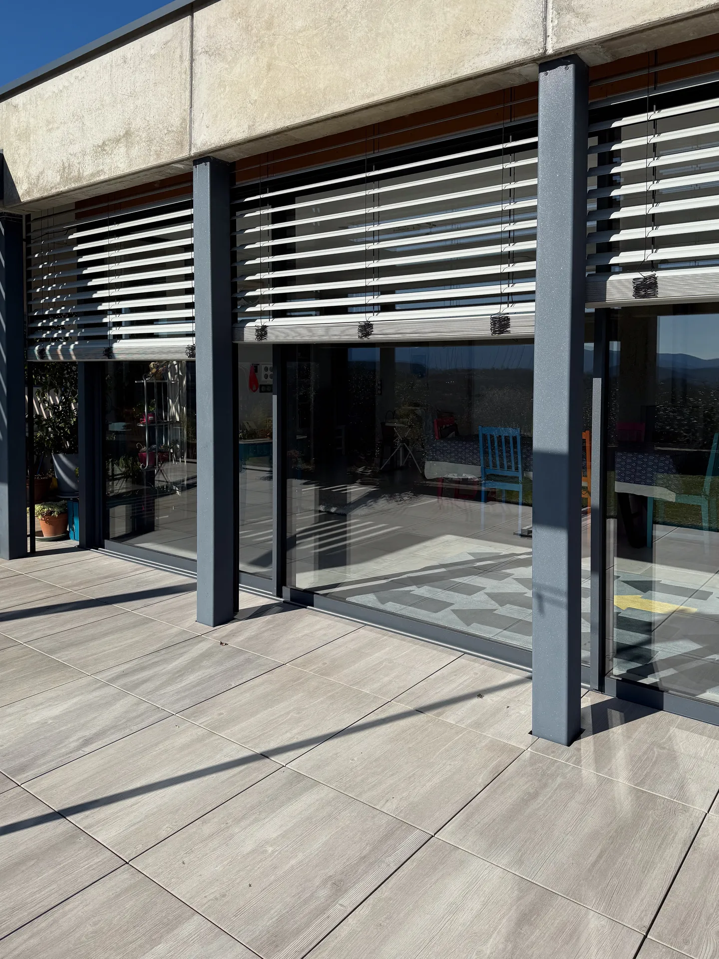 Menuiseries aluminium sur mesure avec BSO orientables : une réalisation RG Aluminium pensée pour la lumière et l’ouvertur