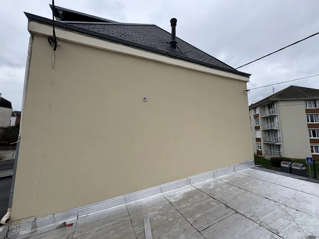 Enduit projeté sur mur en mâchefer