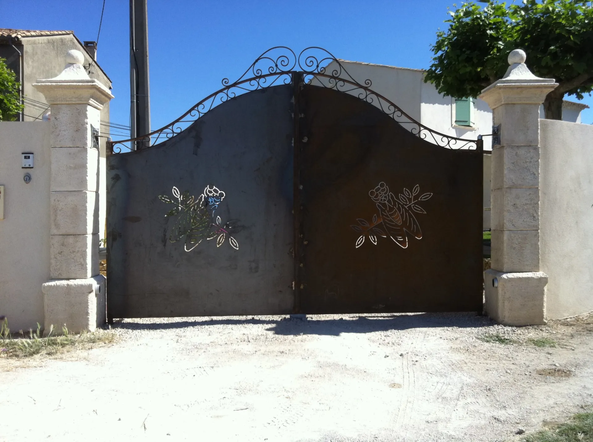 VENTE DE PORTAILS EN FER FORGE FABRIQUES SUR MESURE  AVEC MOTIF PERSONNALISE ET OXUCOUPAGE AISTRES DANS LA REGION PACA