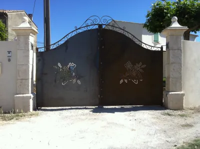 VENTE DE PORTAILS EN FER FORGE FABRIQUES SUR MESURE  AVEC MOTIF PERSONNALISE ET OXUCOUPAGE AISTRES DANS LA REGION PACA