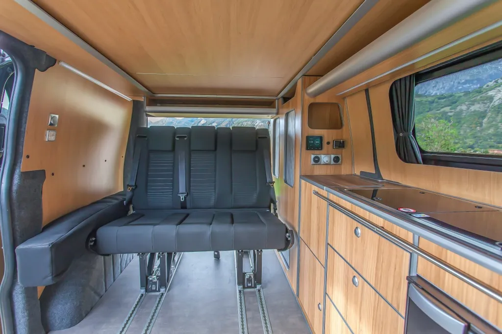 Aménagement intérieur sur-mesure Ford Transit Custom L1H1 Court avec banquette similicuir noir matelassé à Grenoble en Isère