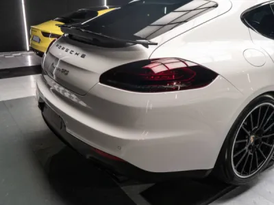 Pose de film de protection transparent Xpel et traitement céramique sur cette Porsche Panamera Gts