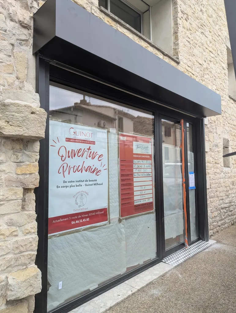 Fabrication et pose d'une devanture et vitrine en aluminium avec un rideau métallique d'un institut de beauté sur Milhaud proche de Bernis