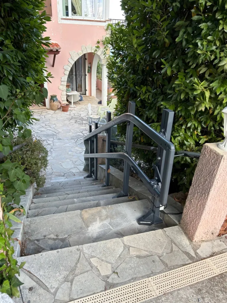 L'espace disponible une fois la plateforme VIMEC V6 S sur son parking est conséquent et n'affecte en rien la fonction de cet escaier courbe en extérieur près de Nice