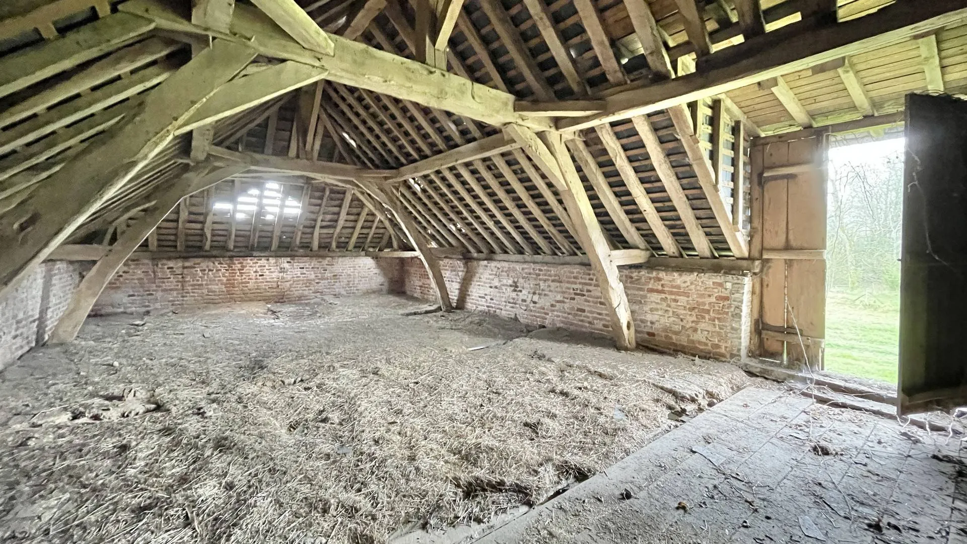 À vendre : Grange ancienne avec terrain constructible : Terrain plat de 2 000 m² offrant de multiples perspectives.