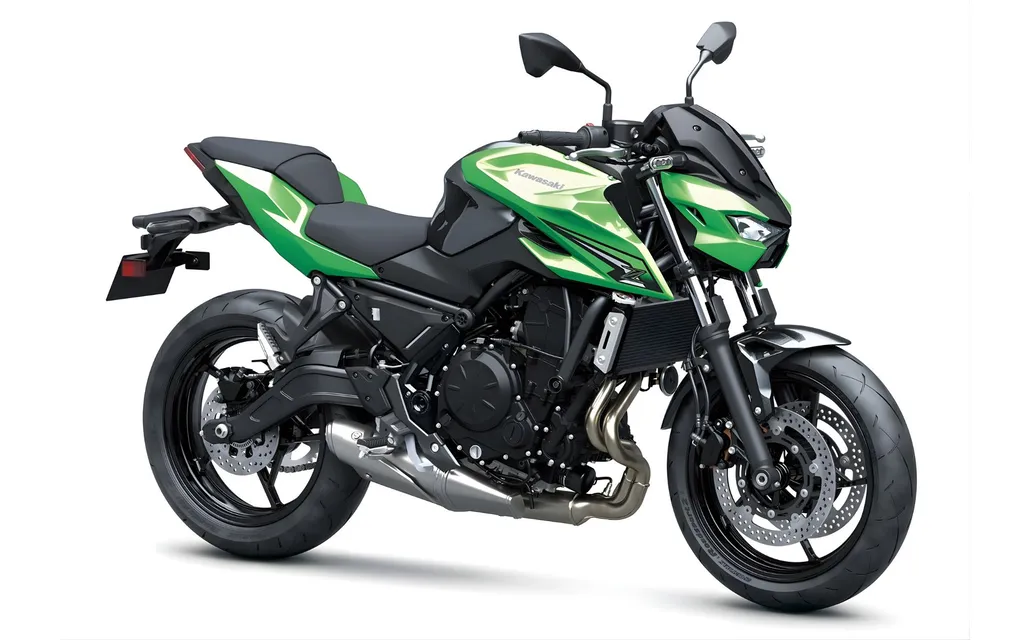 Photo studio de la nouvelle Kawasaki Z650S verte vue de trois-quarts avant