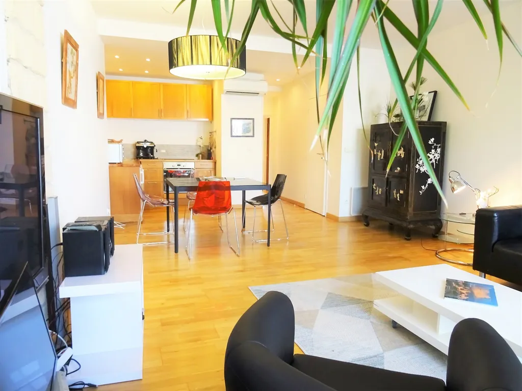 Avignon intra muros, zone piétonne, appartement de charme rénové   