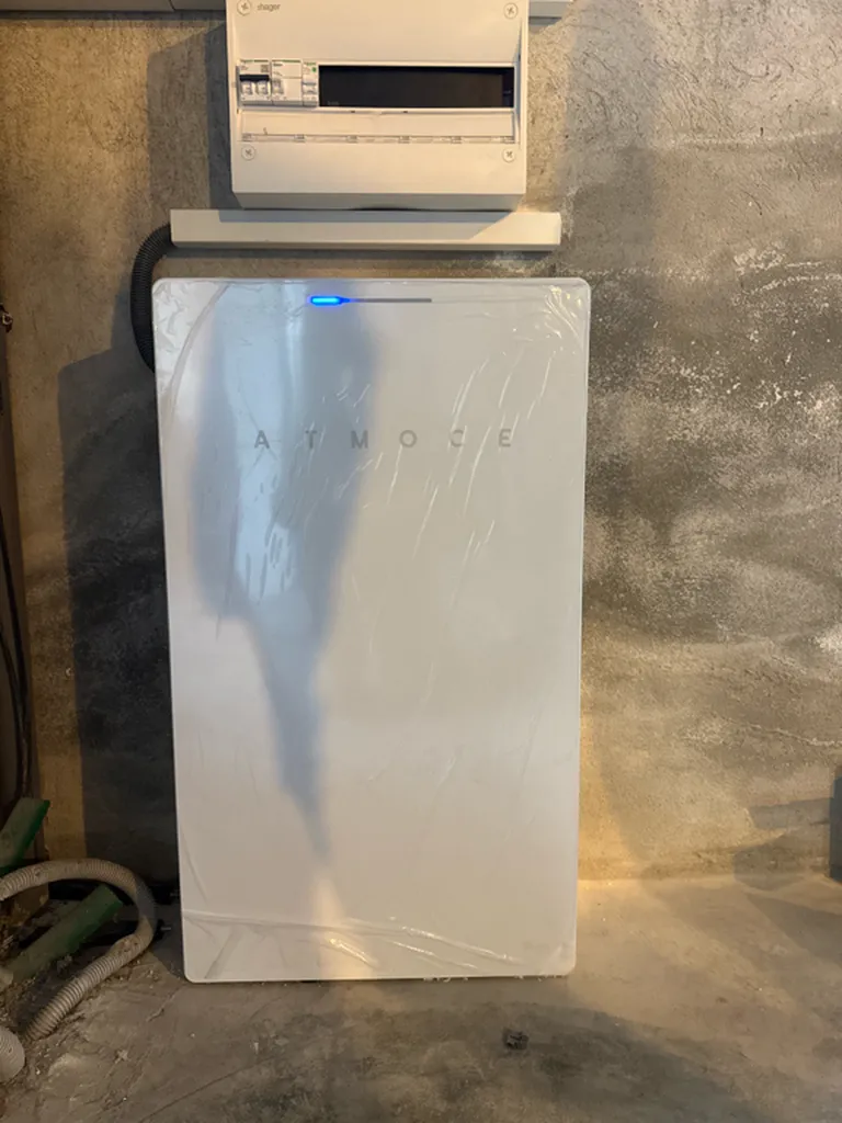 Installation d'une batterie destockage physique Atmoce avec un back-up en cas de coupure d'électricité