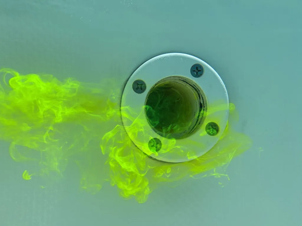 Photo d'une intervention de recherche de fuite non destructive sur piscine coque polyester à Orléans dans le Loiret