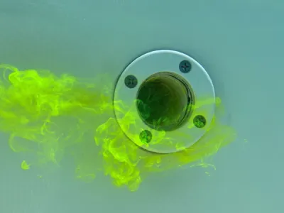 Photo d'une intervention de recherche de fuite non destructive sur piscine coque polyester à Orléans dans le Loiret