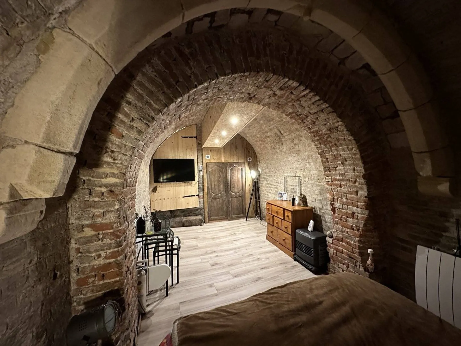 Vends Charmant appartement réhabilité dans un ancien commerce avec cave voûtée