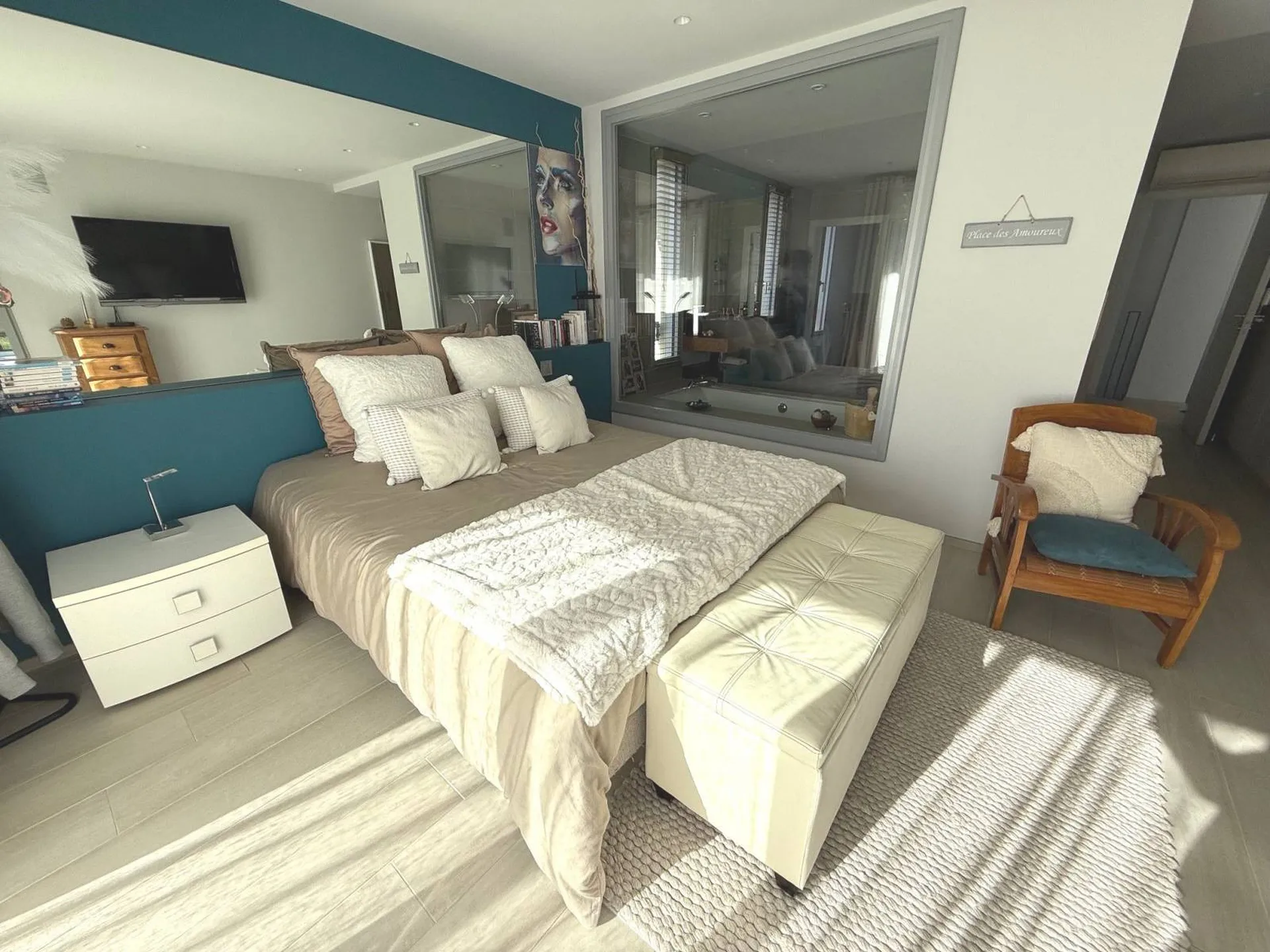 Maison à vendre à Roquefort la Bédoule, au sein d'un quartier très recherché,  avec piscine, pool house, carrière et box à chevaux