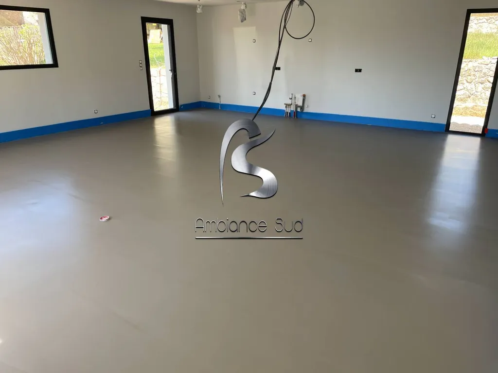 Nouvelle réalisation en béton ciré industriel avec chape mince fibrée et teintée dans une maison neuve proche de Cannes