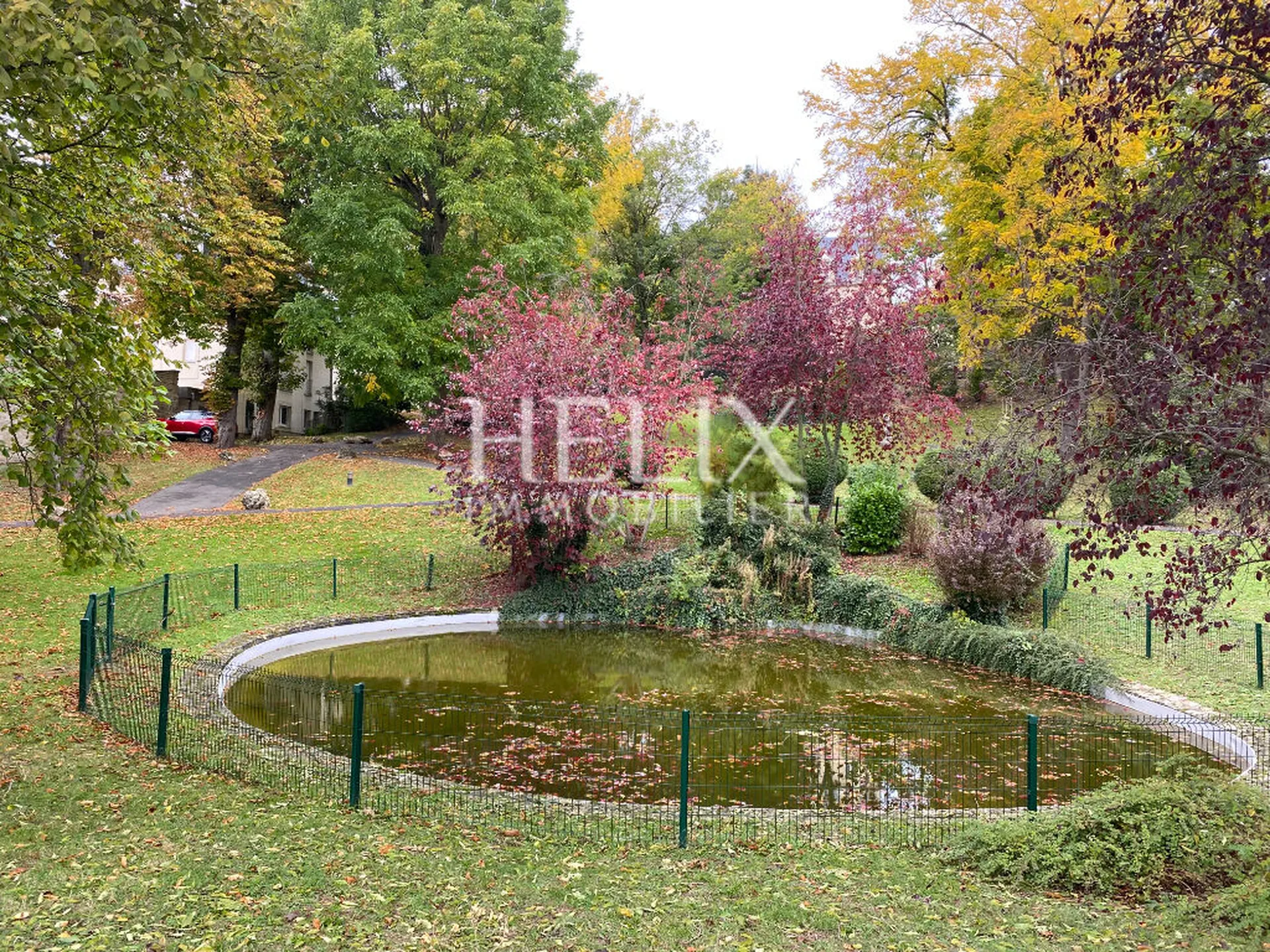 Le Pecq, sous les terrasses de saint Germain en Laye. 
3 pièces au sein d'un magnifique parc.