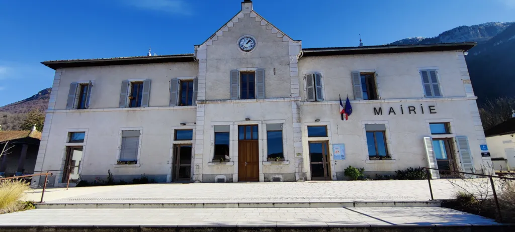 Mise en place d'un système de vidéosurveillance AVIGILON sur la ville de La Rivière pour la surveillance dans le village depuis des bâtiments municipaux et transmission par antenne radio Mise en place d'un système de vidéosurveillance AVIGILON sur la ville de La Rivière pour la surveillance dans le village depuis des bâtiments municipaux et transmission par antenne radio