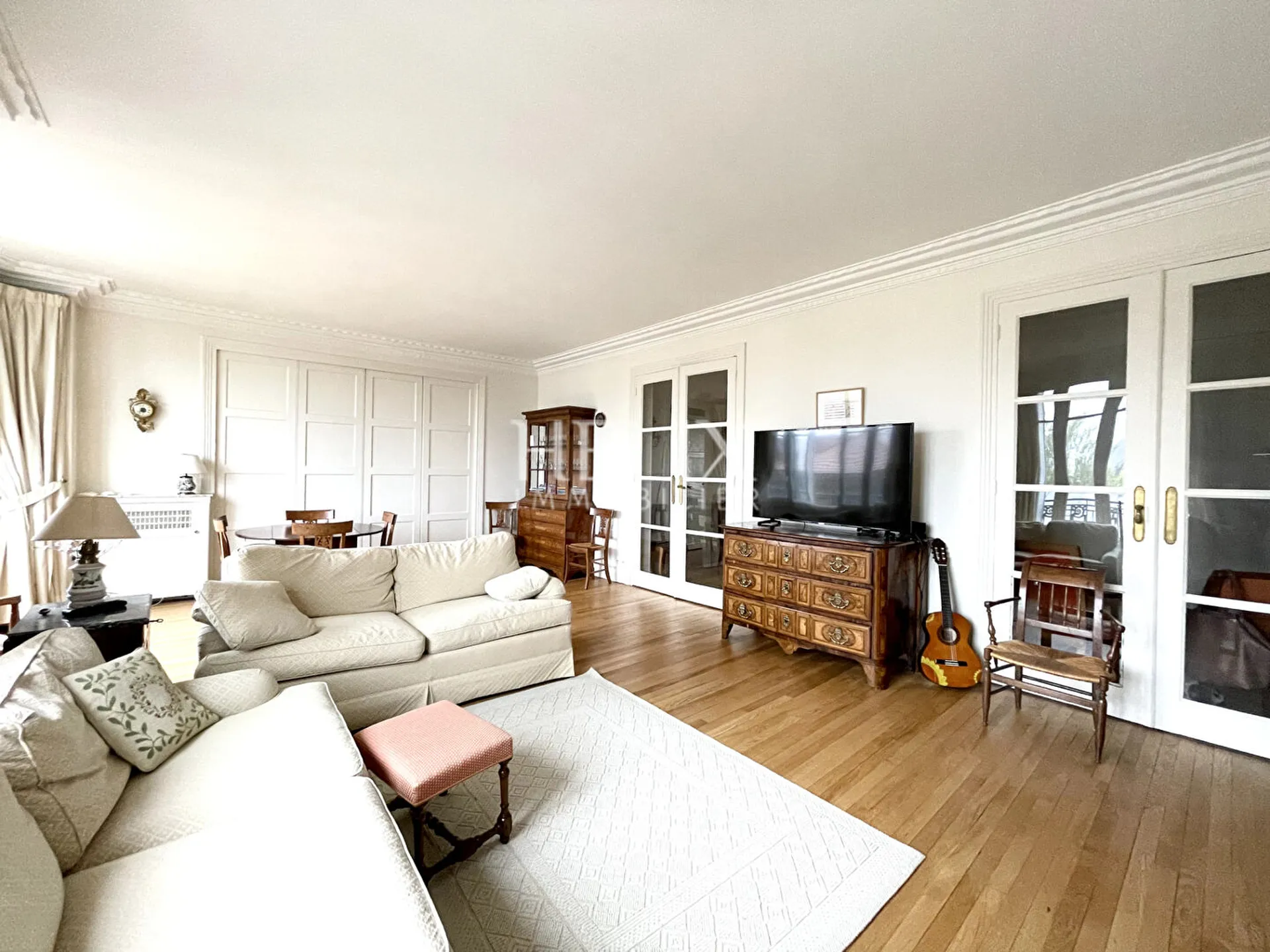 Lieu unique à la vente, situé au 3ème étage d'un bel immeuble 1930, bel appartement traversant de 107,39 M2 à Saint-Germain-en-Laye.