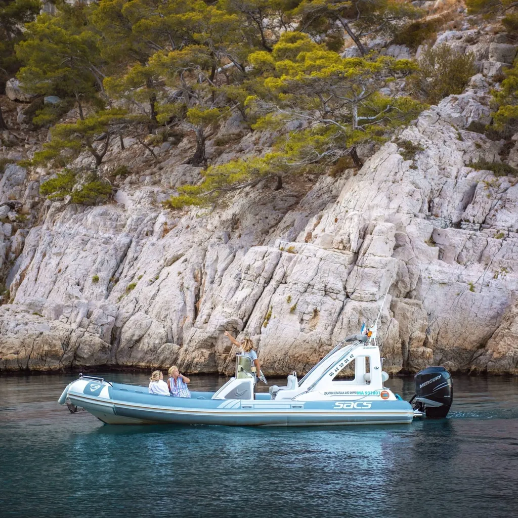 Découvrez la beauté sauvage des Calanques avec L'Eden Boat : des souvenirs maritimes qui dureront toute une vie