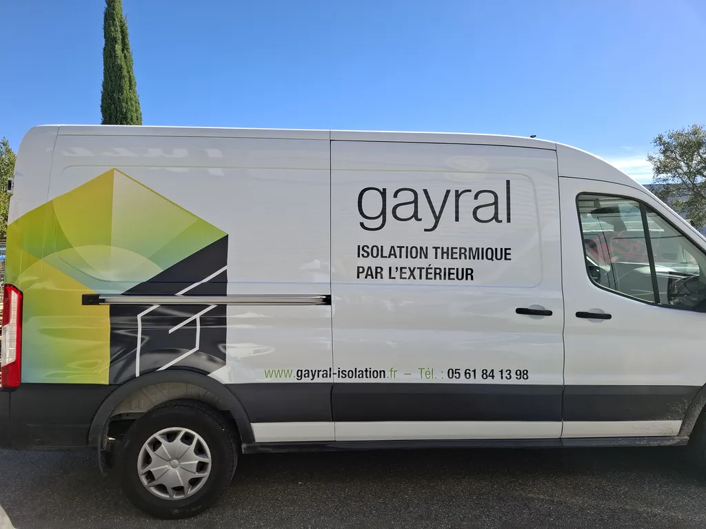 Photo latérale droit de l'utilitaire Ford de l'entreprise Gayral