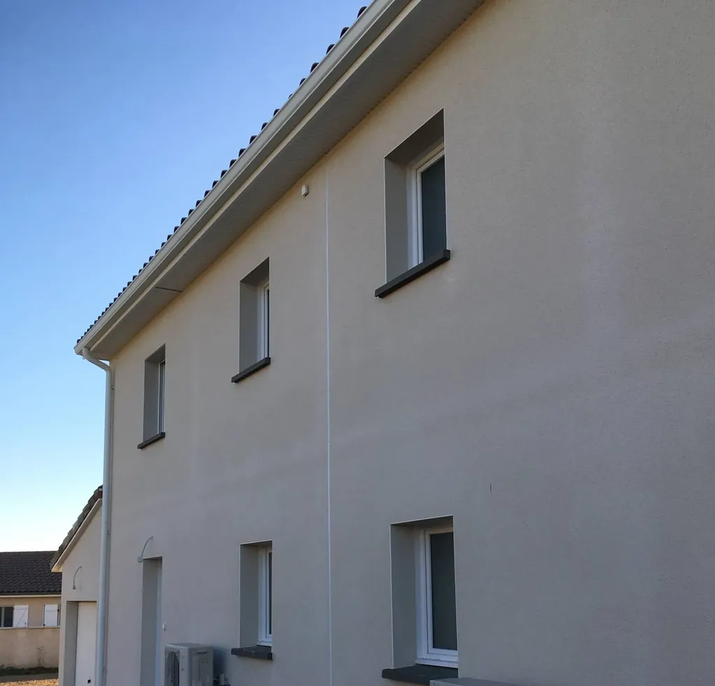 Façade après isolation thermique par l’extérieur (ITE) avec finition enduit, améliorant l’esthétique de la maison et réduisant les consommations d’énergie