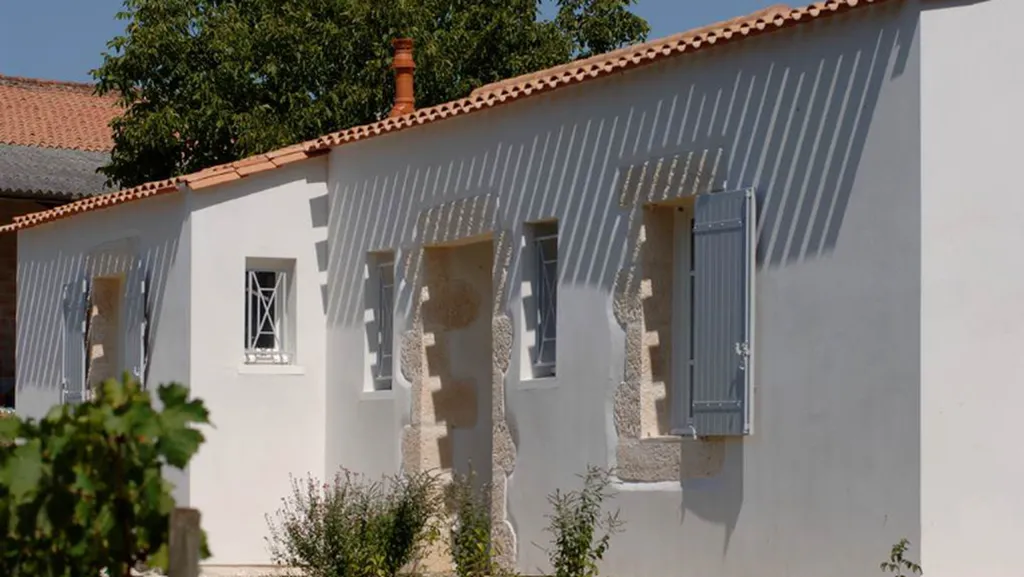 Construction d'une maison en pierre apparente fidèle à l'architecture traditionnelle du Sud-Ouest sur la commune d'Artigues-près-Bordeaux en Gironde