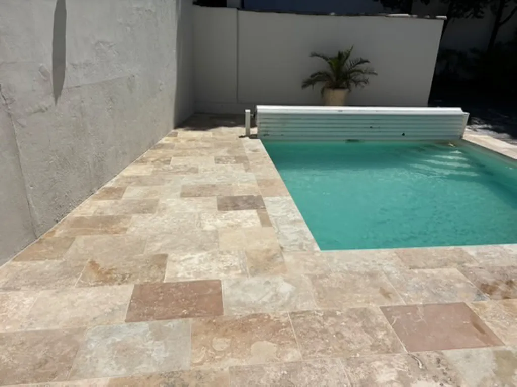 TERRASSE DE PISCINE / DALLAGES EXTERIEURS EN TRAVERTIN BEIGE SECOND CHOIX MIX AU FORMAT 61 * 40.6 * 1.2CM