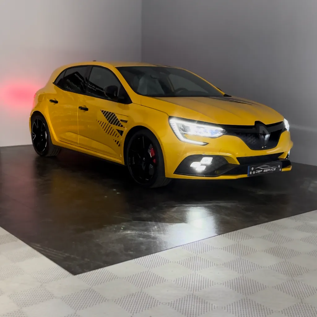 Pose d'une protection de traitement céramique GTechniq sur une Renault Megane RS Ultime à Le Mans (72)