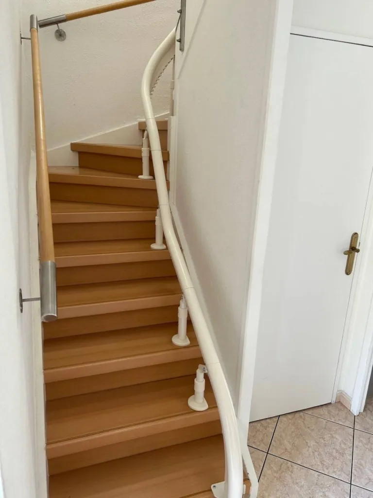 Un départ 1er nez de marche pour cet OTOLIFT Smart à Marseille, une spécificité OTOLIFT limitant l'encombrement en toute sécurité d'utilisation