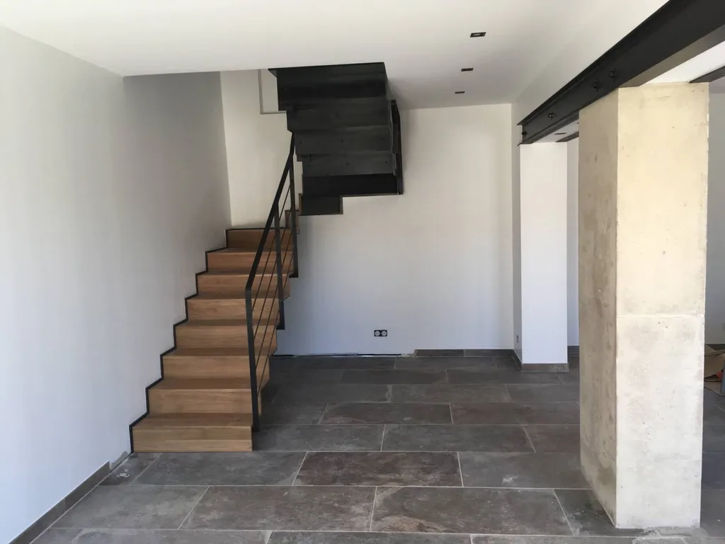 Aménagement intérieur d'une maison individuelle à Mollégès - Escalier métal et bois