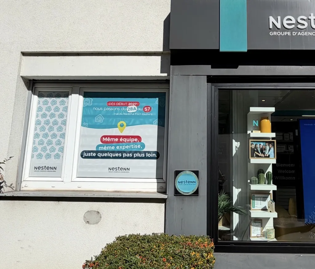 Pose de film micro perforé publicitaire pour la vitrine de l'agence immobilière Nestenn à Lingolsheim en Alsace