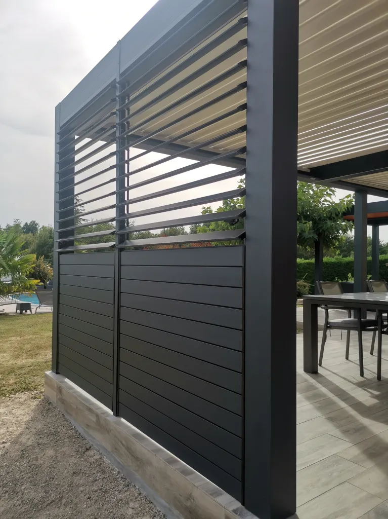 Installation de double auvent bioclimatique motorisé avec stores et garde-corps à Saint-Étienne-de-Tulmont pour terrasse design