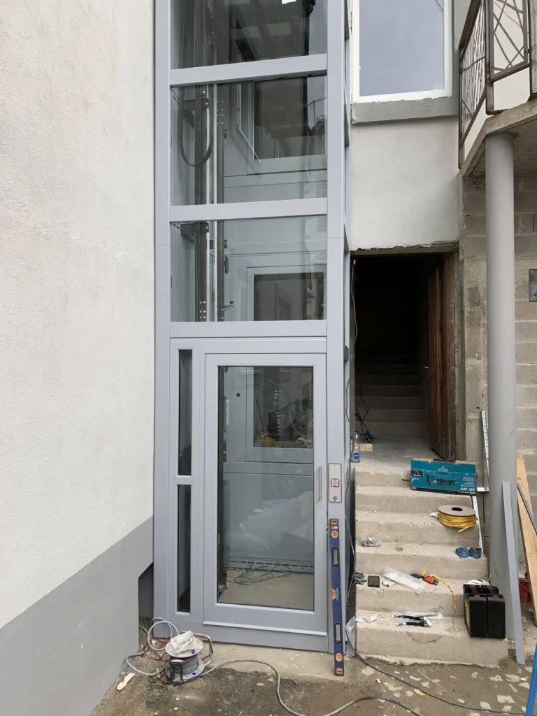 Installation d'un élévateur vertical électrique en pylone verre transparent auporteur en extérieur près d'Orange en Vaucluse