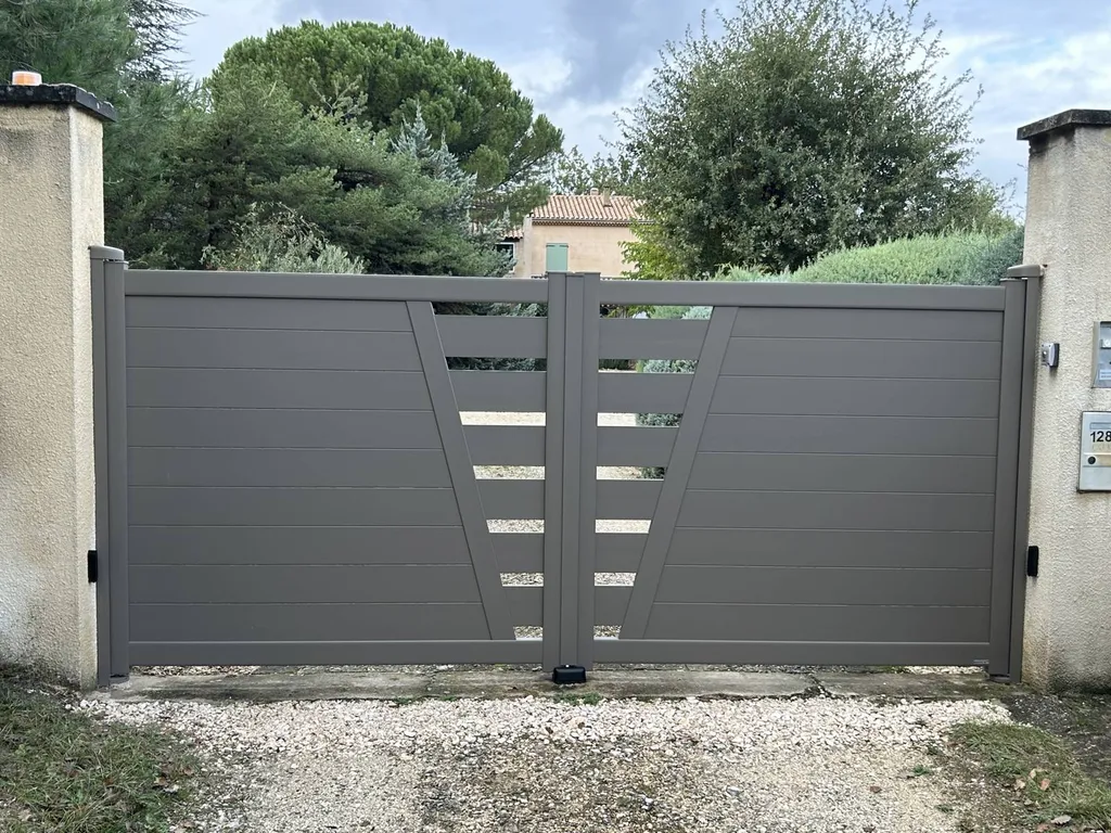 Installation d'un portail deux vantaux en aluminium à Apt dans le Luberon 84.