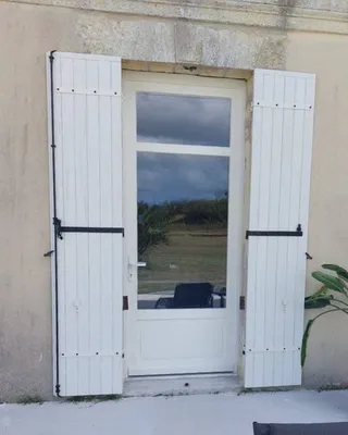 Porte d'entrée bois installée par Aquit'M sur la commune de Soulac en Gironde
