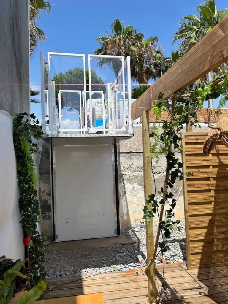 La course d'élévation est de 2 mètres pour cette plateforme verticale Strategos en front de mer à Cagnes sur mer près de Nice