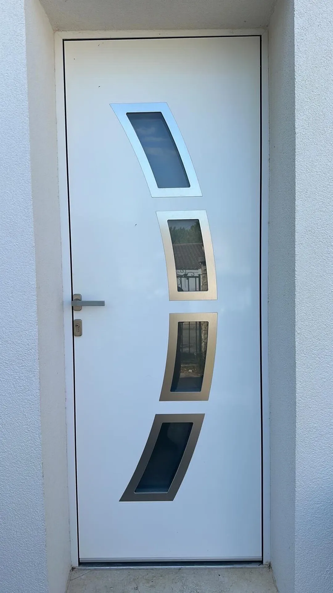 Porte d’entrée ALU avec vitrage sécurit posée en Rénovation à ROUSSET