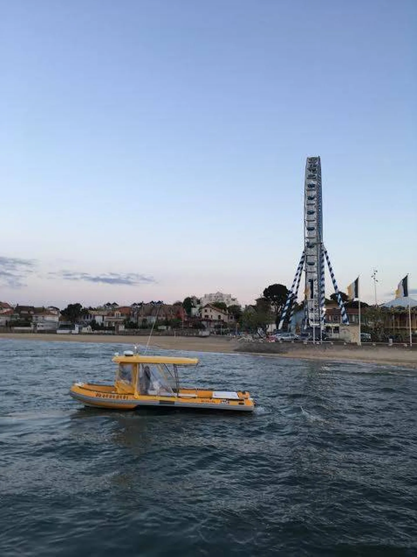 Bateau taxi devant la grande roue du front de mer, près de la jetée Thiers à Arcachon