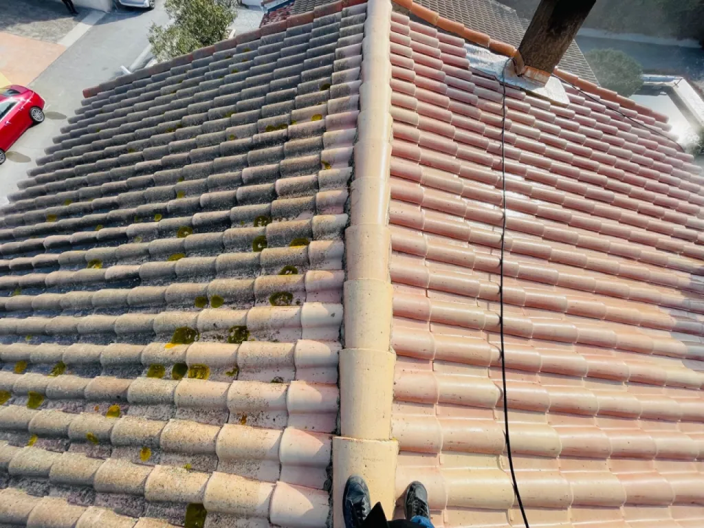Nettoyage et traitement des tuiles mécaniques d’une toiture de maison sur Martigues