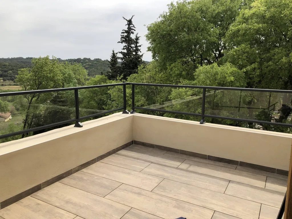Pose de garde-corps en aluminium et en verre dans le Luberon