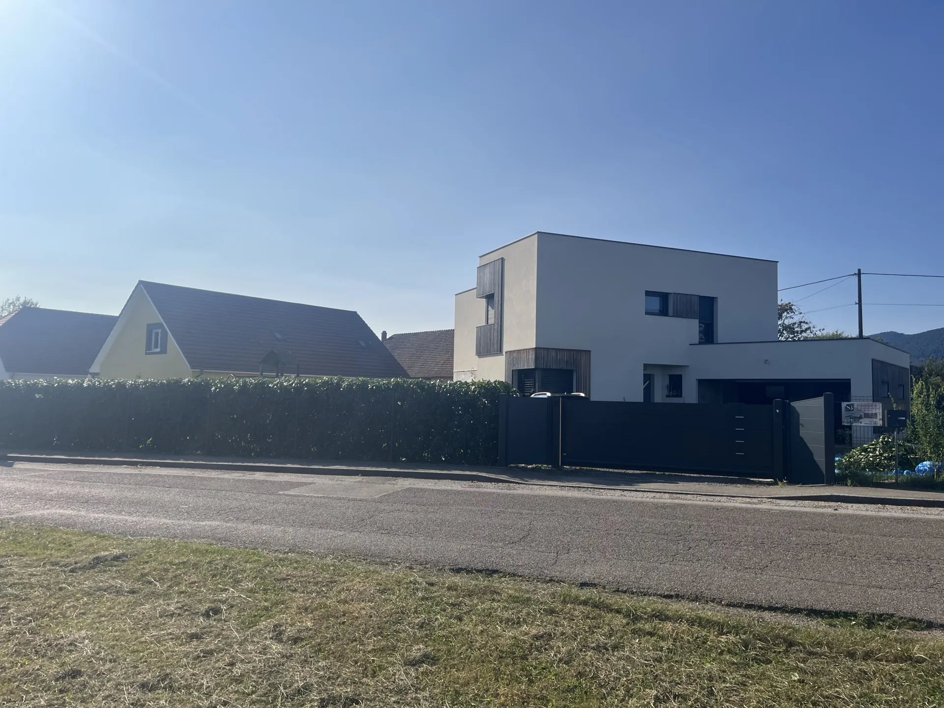 Réalisation d’un portail en alu coulissant autoporté noir sablé de 5m x 1,50m à Lachapelle sous Chaux près de Belfort