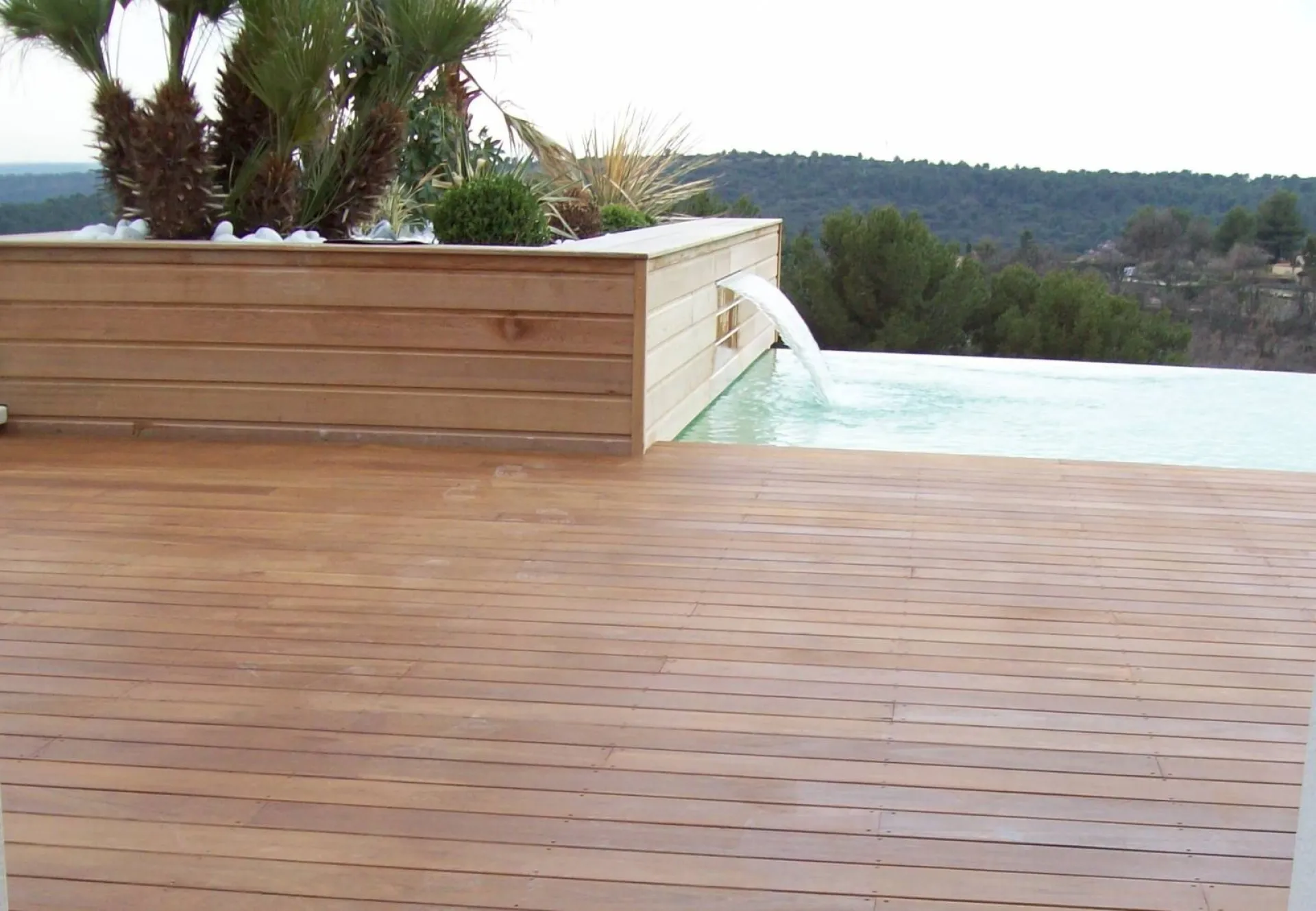 Découvrez les Terrasses en Bois Teck Disponibles dans Notre Magasin