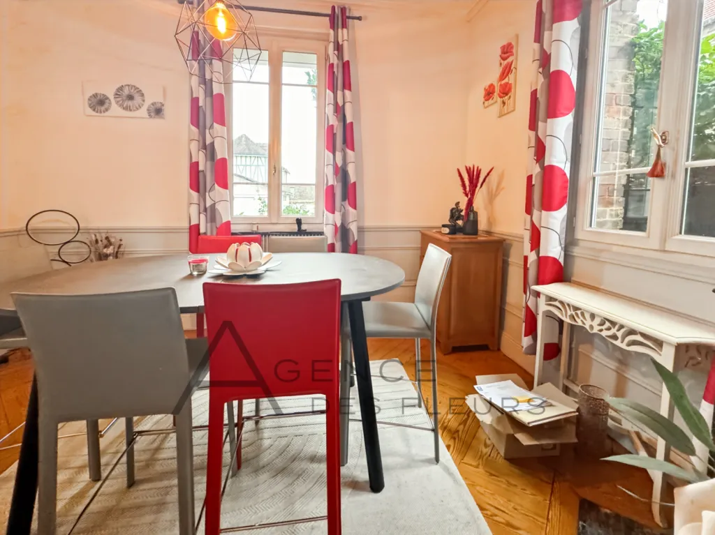 A vendre, maison bourgeoise de 155 m² sur un terrain d'environ 410 m² située à Oissel