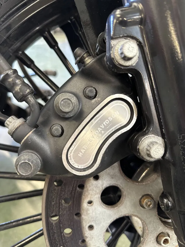 Les étriers de frein de votre véhicule de catégorie L : scooter, quad, moto, voiturette sont vérifiés dans votre centre de contrôle technique Autosur Martigues