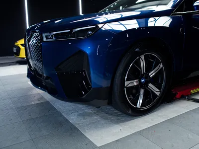 Détail du PPF transparent appliqué sur carrosserie BMW iX