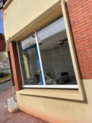 Pose de menuiseries aluminium : porte et grande fenêtre vitrée sur façade de bâtiment à Toulouse