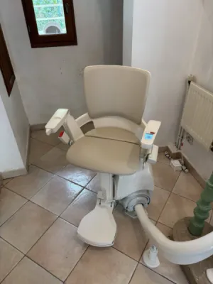 Embarquement facilité avec ce pivot motorisé OTOLIFT Smart dans un escalier tournant à Marseille
